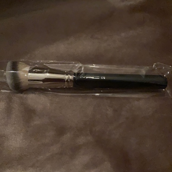 MAC Brush 170 (pls only like if interested to buy) - Picture 3 of 6